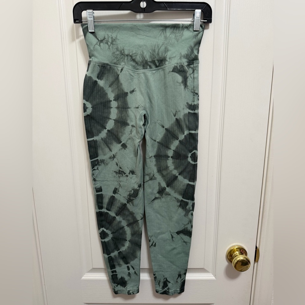 PINK Victoria's Secret Sage Green and Black Tie-Dye High-Waist Leggings